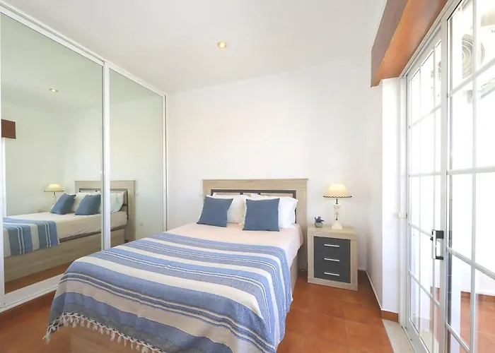 Josie-cosy 2 Bed In Town Centre *